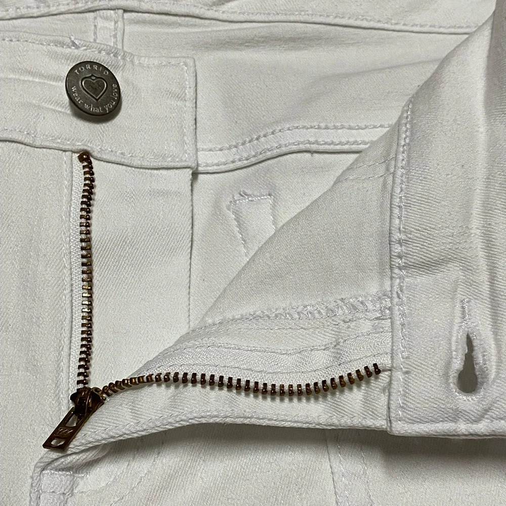 Torrid Jean Shorts Women’s 20 White Denim Distressed Casual Plus Size